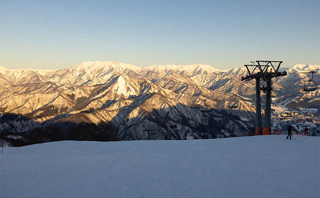 夕焼けに染まる雪山