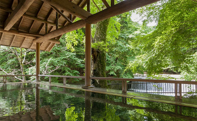 四万たむら　滝見露天「森のこだま」