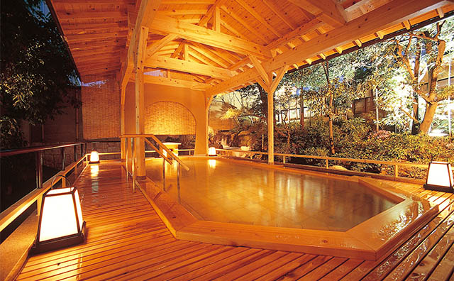 瑠璃光　檜造り露天風呂「月光の湯」