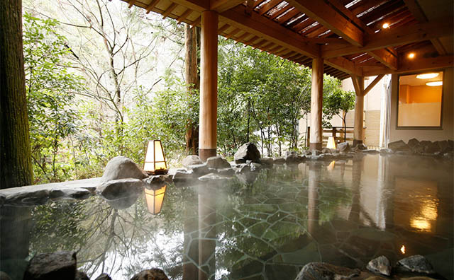 白鷺湯たわらや　渓流野天風呂「鶴仙」