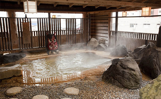 元湯 雄山閣　男性用露天風呂