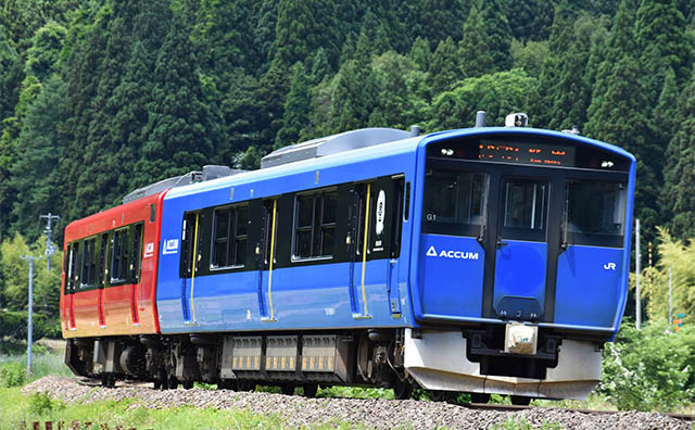 JR男鹿線を行くEV-E801系
