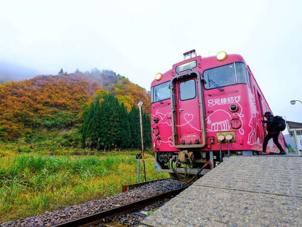 ローカル線「只見線」の車窓から紅葉を楽しむのイメージ