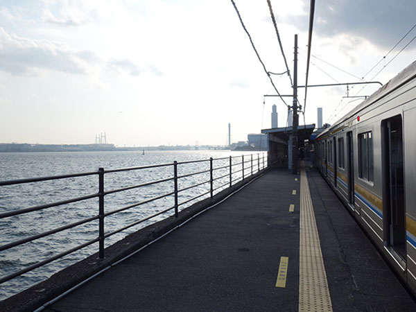 鶴見線の秘境駅探訪。出られない「海芝浦駅」、猫が集う「扇町駅」へ!のイメージ