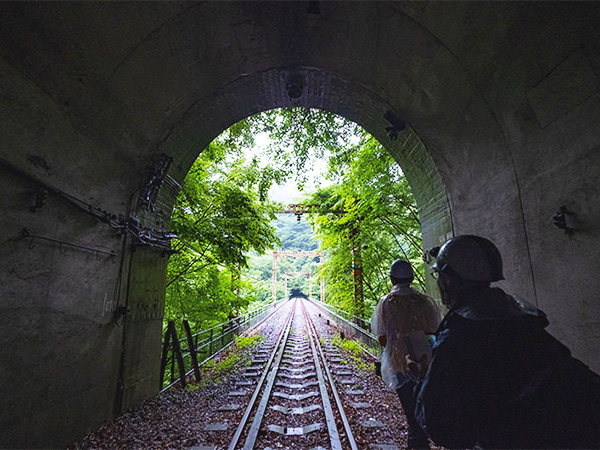 廃線ウォークのすすめ。群馬と長野を結ぶ信越本線の線路を歩くのイメージ