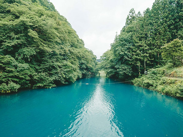 「四万ブルー」の絶景を探しに。四万温泉の名宿「鍾寿館」で過ごす週末のイメージ