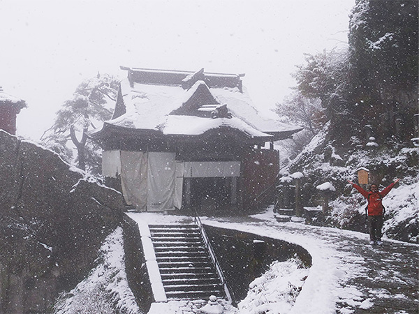 冬の山寺へ、男ひとり旅。芭蕉ゆかりの古刹は水墨画の世界だったのイメージ