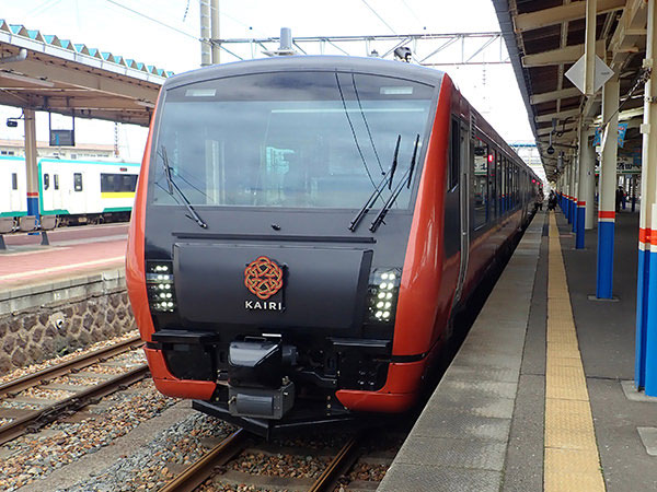 新潟と山形をつなぐ列車「海里」。車窓からの絶景にうっとりのイメージ