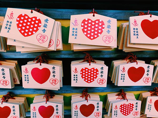 ハートの絵馬に真っ赤な御朱印帳。金沢・加賀でかわいい縁結び旅のイメージ