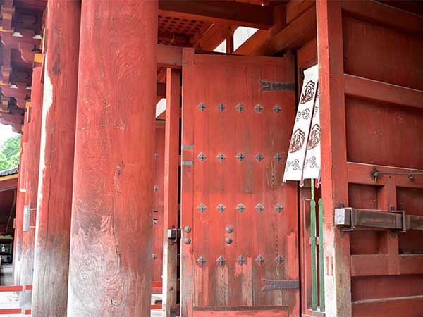 奈良・東大寺と春日大社。御朱印帳を片手に散策する御朱印旅のイメージ