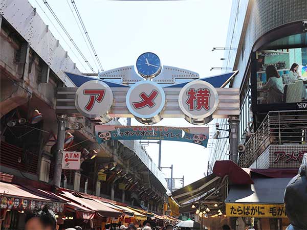 東京・アメ横で多国籍料理を食べ歩き。異国情緒な街並みに驚き！