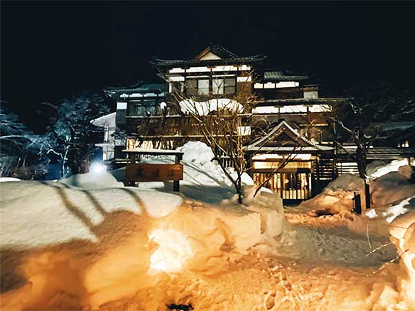 新潟の秘湯。越後長野温泉・嵐渓荘の雪見風呂に癒やされる旅へのイメージ