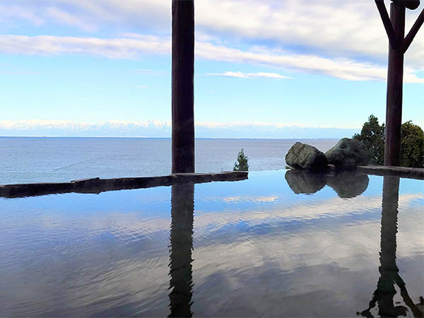 氷見温泉郷 くつろぎの宿 うみあかり【宿泊記】絶景を楽しめる海辺のお宿