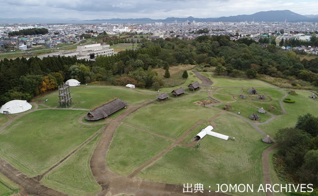 三内丸山遺跡のイメージ　/ 出典：JOMON ARCHIVES